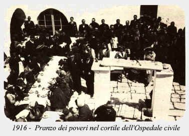 Pranzo dei poveri nel cotile dell'Ospedale civile (1916)