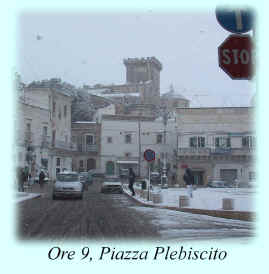 Piazza Plebiscito col castello innevato