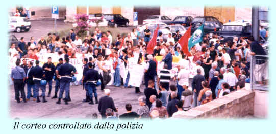 La protesta vicino all'ospedale