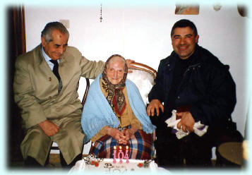 Nonna Pasqua con la torta per i suoi 104 anni