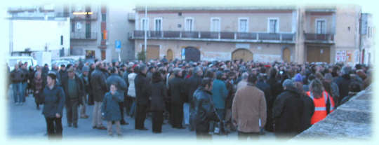 La manifestazione dinanzi l'ospedale di Ceglie