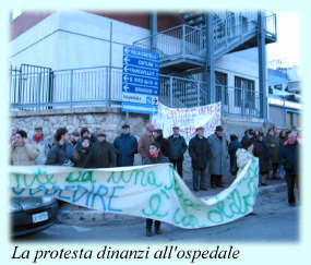 Striscioni di protesta contro il Piano ospedaliero